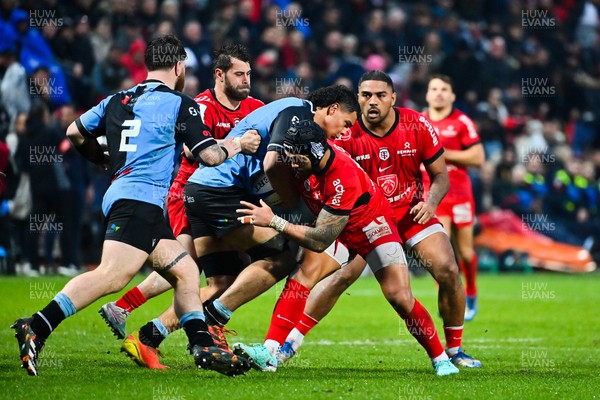 091223 - Stade Toulousain v Cardiff Rugby - Investec Champions Cup - Mackenzie Martin of Cardiff is tackled by Pita Ahki of Stade Toulousain