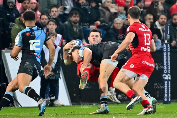 091223 - Stade Toulousain v Cardiff Rugby - Investec Champions Cup - Blair Kinghorn of Stade Toulousain is tackled by Mason Grady of Cardiff 