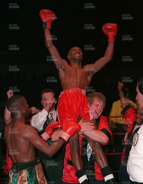 231093 - Steve Robinson v Colin McMillan - Robinson celebrates the victory