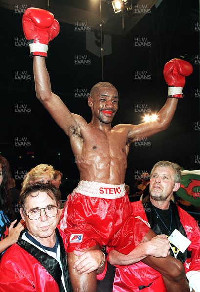 070795 - Steve Robinson v Pedro Ferradas - WBO Featherweight Championship - Robinson celebrates 