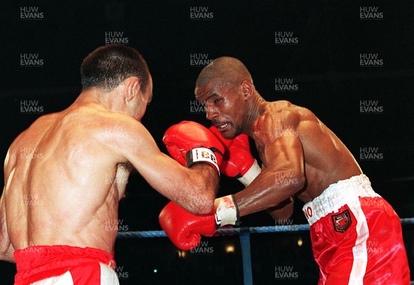 070795 - Steve Robinson v Pedro Ferradas - WBO Featherweight Championship - Robinson lands a left on Ferradas