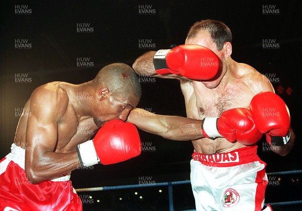 070795 - Steve Robinson v Pedro Ferradas - WBO Featherweight Championship - Robinson lands a left on Ferradas