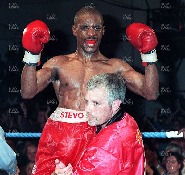 070795 - Steve Robinson v Pedro Ferradas - WBO Featherweight Championship - Robinson celebrates with trainer Dai Gardiner 