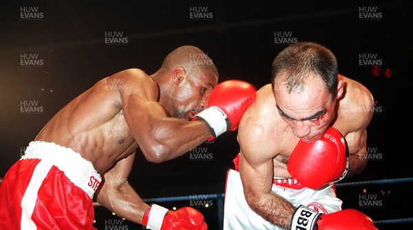 070795 - Steve Robinson v Pedro Ferradas - WBO Featherweight Championship - Robinson lands a right on Ferradas