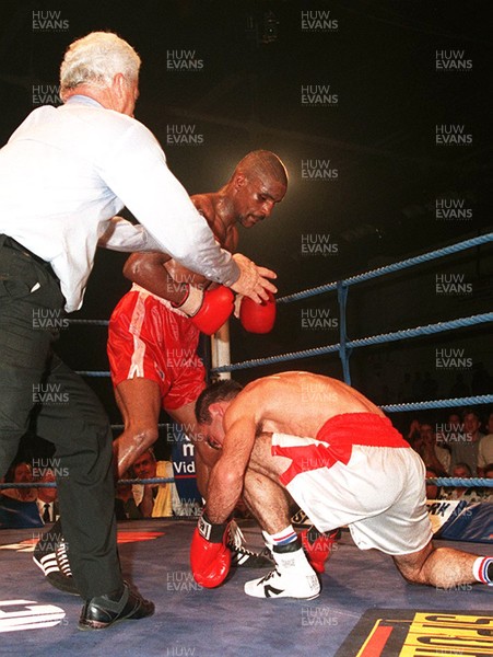 070795 - Steve Robinson v Pedro Ferradas - WBO Featherweight Championship - Robinson knocks Ferradas down