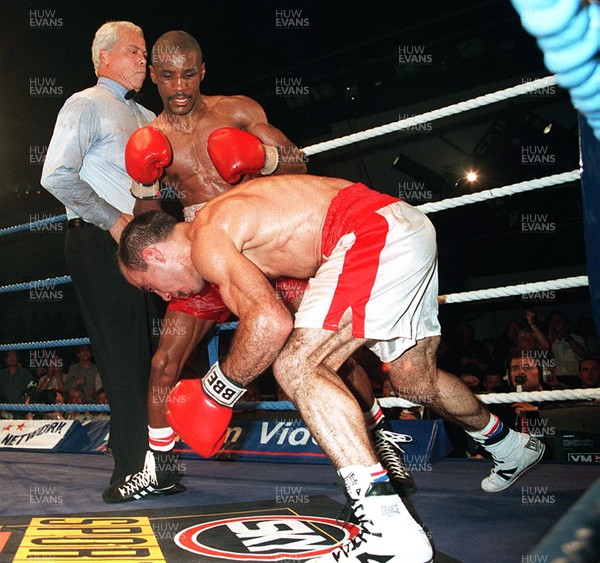 070795 - Steve Robinson v Pedro Ferradas - WBO Featherweight Championship - Robinson knocks out Ferradas 