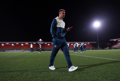 091225 - Stevenage FC v Cardiff City - SkyBet League One - Callum Robinson of Cardiff arrives at the stadium