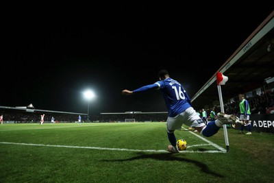 091225 - Stevenage FC v Cardiff City - SkyBet League One - Chris Willock of Cardiff takes a corner