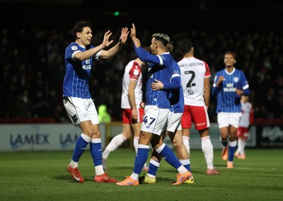 091225 - Stevenage FC v Cardiff City - SkyBet League One - Callum Robinson of Cardiff celebrates scoring a goal with team mates