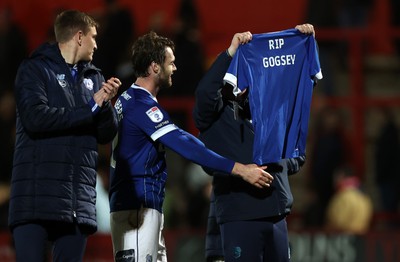 091225 - Stevenage FC v Cardiff City - SkyBet League One - Cardiff staff member holds up at shirt with RIP Gogsey printed