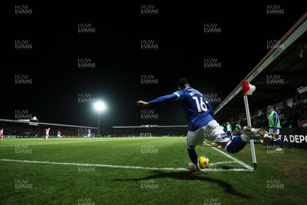 091225 - Stevenage FC v Cardiff City - SkyBet League One - Chris Willock of Cardiff takes a corner