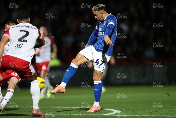 091225 - Stevenage FC v Cardiff City - SkyBet League One - Callum Robinson of Cardiff scores a goal