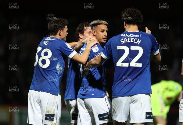 091225 - Stevenage FC v Cardiff City - SkyBet League One - Callum Robinson of Cardiff celebrates scoring a goal with team mates
