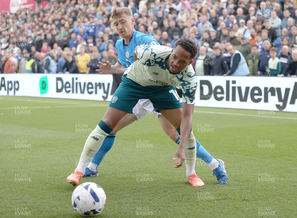 130925 - Stockport County v Cardiff City - Sky Bet League 1 - Chris Willock of Cardiff and Ben Osborn of Stockport