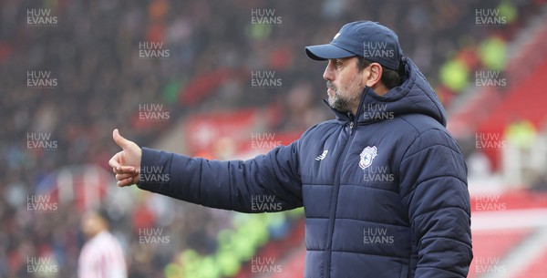 041123 - Stoke City v Cardiff City - Sky Bet Championship - Manager Erol Bulut of Cardiff gives thumbs up to his players