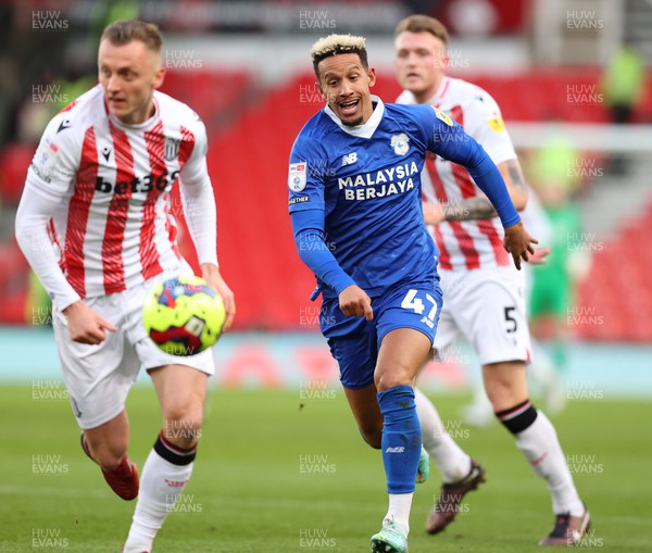 101222 - Stoke City v Cardiff City - Sky Bet Championship - Callum Robinson of Cardiff chases Ben Wilmot of Stoke City