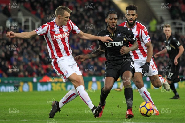 021217 - Stoke City v Swansea City, Premier League - Leroy Fer of Swansea City (centre) in action with Darren Fletcher (left) and Eric Maxim Choupo-Moting of Stoke City