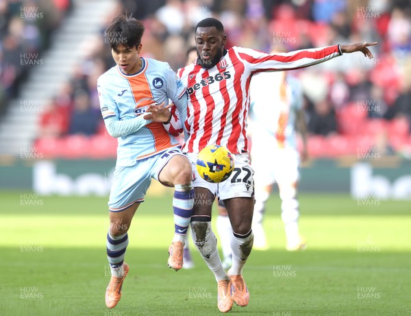 131225 - Stoke City v Swansea City - Sky Bet Championship - Eom Ji-sung of Swansea and Junior Tchamadeu of Stoke