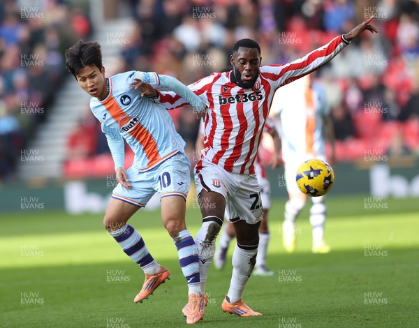 131225 - Stoke City v Swansea City - Sky Bet Championship - Eom Ji-sung of Swansea and Junior Tchamadeu of Stoke