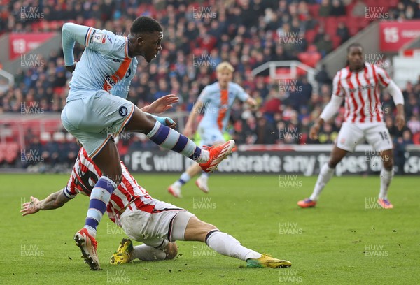 131225 - Stoke City v Swansea City - Sky Bet Championship - Zeidane Inoussa of Swansea has a shot on goal despite the attention of Ben Wilmot of Stoke