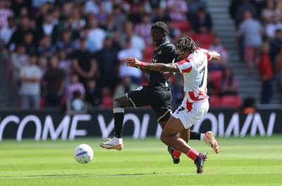 150826 - Stoke City v Swansea City, EFL Sky Bet Championship - Moussa Yeo of Swansea City holds off Sorba Thomas of Stoke City