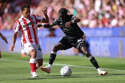 150826 - Stoke City v Swansea City, EFL Sky Bet Championship - Moussa Yeo of Swansea City holds off Million Manhoef of Stoke City