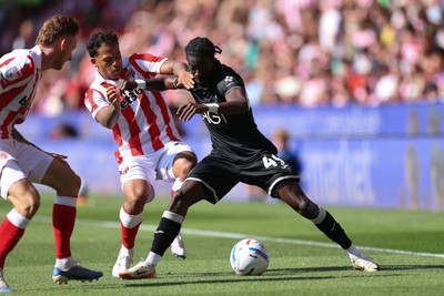 150826 - Stoke City v Swansea City, EFL Sky Bet Championship - Moussa Yeo of Swansea City holds off Million Manhoef of Stoke City