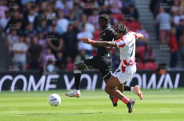 150826 - Stoke City v Swansea City, EFL Sky Bet Championship - Moussa Yeo of Swansea City holds off Sorba Thomas of Stoke City