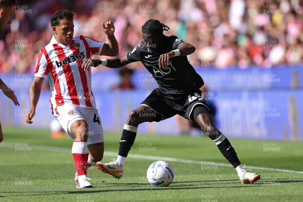 150826 - Stoke City v Swansea City, EFL Sky Bet Championship - Moussa Yeo of Swansea City holds off Million Manhoef of Stoke City