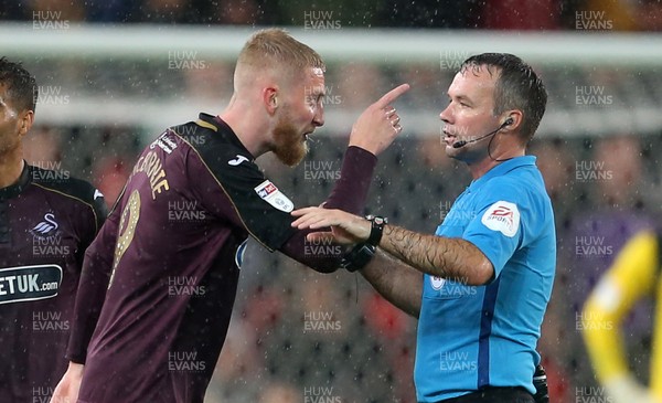 180918 - Stoke City v Swansea City - SkyBet Championship - Oliver McBurnie of Swansea City gets into the face of referee Paul Tierney