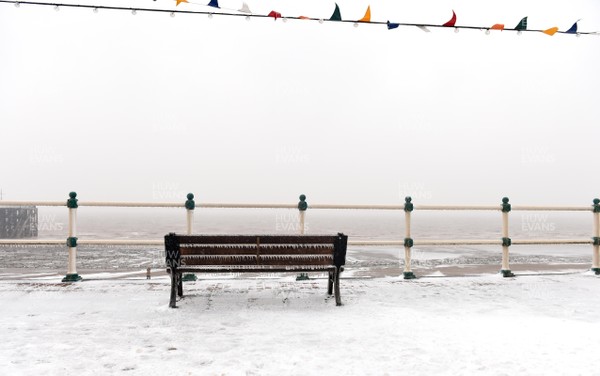 010318 -  Freezing cold conditions at Penarth sea front, South Wales