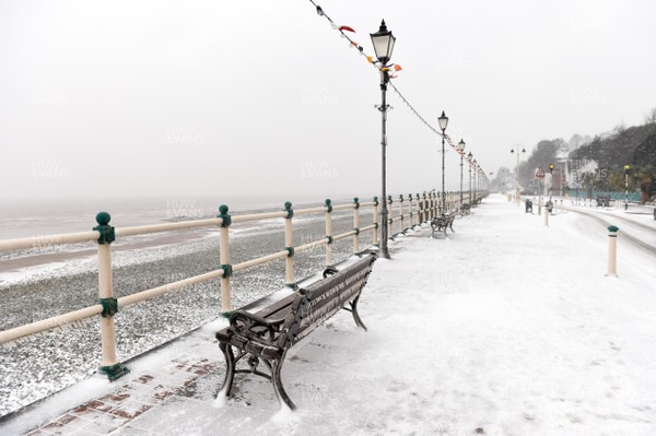 010318 -  Freezing cold conditions at Penarth sea front, South Wales