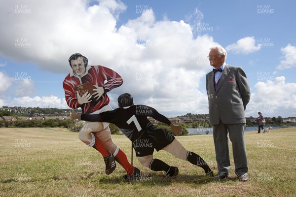 030813 - Unveiling of Stradey Park rugby posts and statue at  Sandy Park, Llanelli - Llanelli RFC legend Peter Rees unveils the statue depicting Phil Bennett playing against the All Blacks at the newly located rugby posts from Llanelli's old Stradey Park at Sandy Park on the Millennium Coastal Path