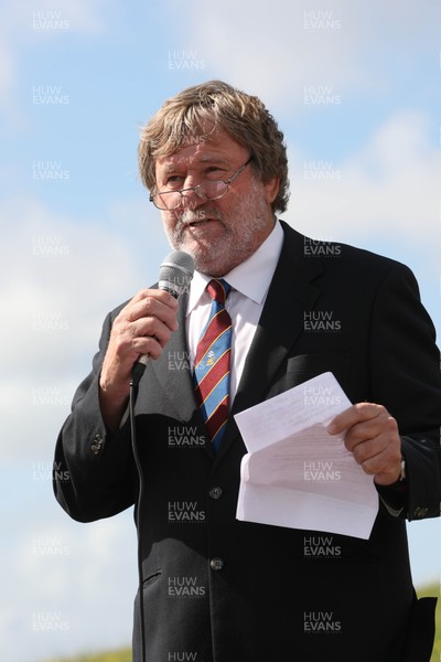 030813 - Unveiling of Stradey Park rugby posts and statue at  Sandy Park, Llanelli - Derek Quinnell makes the Presidents welcome speech