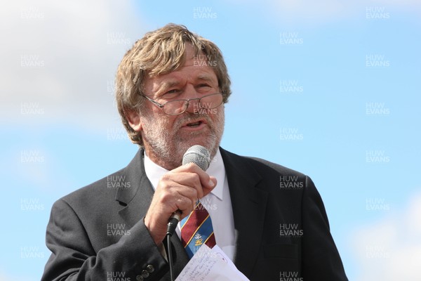 030813 - Unveiling of Stradey Park rugby posts and statue at  Sandy Park, Llanelli - Derek Quinnell makes the Presidents welcome speech