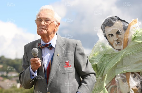 030813 - Unveiling of Stradey Park rugby posts and statue at  Sandy Park, Llanelli - Llanelli RFC legend Peter Rees 