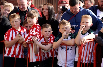 080325 - Sunderland v Cardiff City - Sky Bet Championship - Young Sunderland fans before kick off