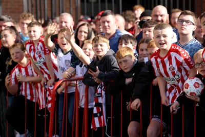 080325 - Sunderland v Cardiff City - Sky Bet Championship - Young Sunderland fans before kick off