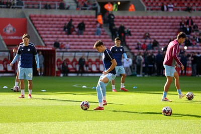 080325 - Sunderland v Cardiff City - Sky Bet Championship - The Cardiff City team warm up before kick off