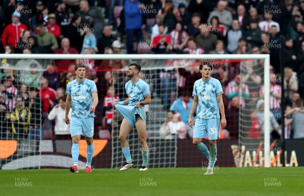 080325 - Sunderland v Cardiff City - Sky Bet Championship - Chris Mepham of Sunderland celebrates after putting his team 2-1 up Cardiff players after conceding