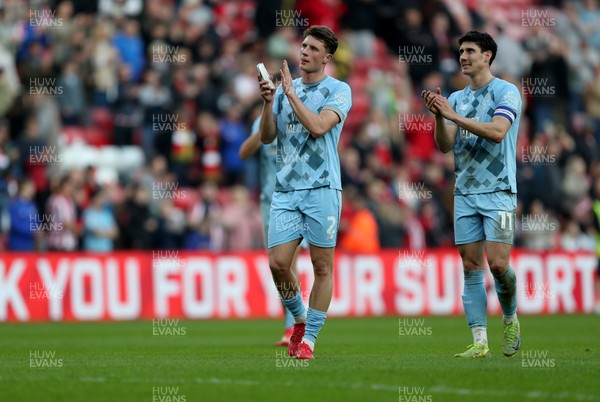 080325 - Sunderland v Cardiff City - Sky Bet Championship - Players applaud the fans at the final whistle