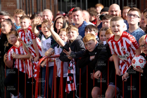 080325 - Sunderland v Cardiff City - Sky Bet Championship - Young Sunderland fans before kick off