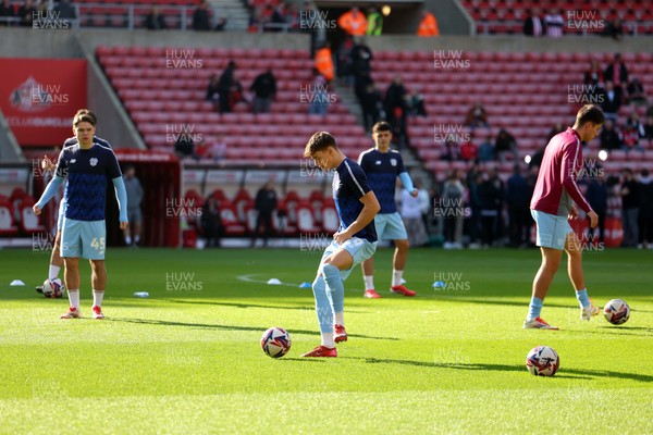 080325 - Sunderland v Cardiff City - Sky Bet Championship - The Cardiff City team warm up before kick off