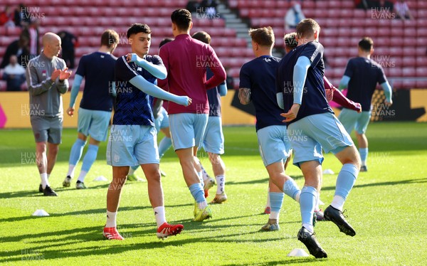 080325 - Sunderland v Cardiff City - Sky Bet Championship - The Cardiff City team warm up before kick off