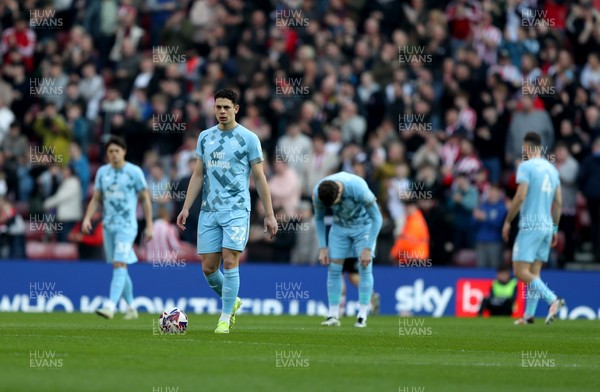 080325 - Sunderland v Cardiff City - Sky Bet Championship - Eliezer Mayenda of Sunderland puts his team 1-0 up Cardiff City players after going behind