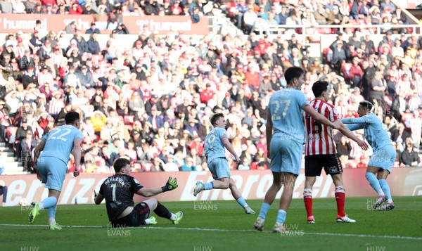 080325 - Sunderland v Cardiff City - Sky Bet Championship - Isaak Davies of Cardiff City celebrates after scoring to make it 1-1