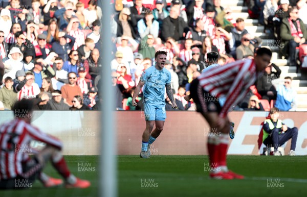 080325 - Sunderland v Cardiff City - Sky Bet Championship - Isaak Davies of Cardiff City celebrates after scoring to make it 1-1