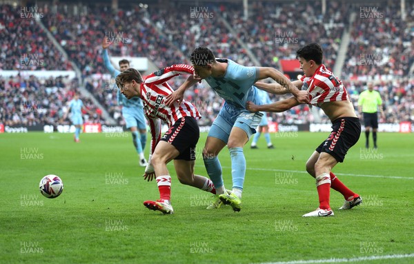 080325 - Sunderland v Cardiff City - Sky Bet Championship - Luke O'Nien and Dennis Cirkin of Sunderland and Yousef Salech of Cardiff City