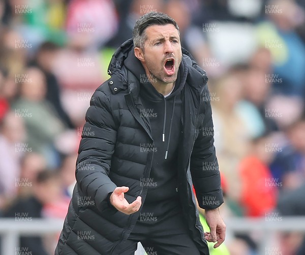 120425 - Sunderland v Swansea City - Sky Bet Championship - Swansea manager Alan Sheehan shouts instructions to his team