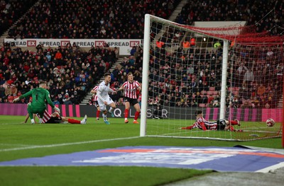 140123 - Sunderland v Swansea City - Sky Bet Championship -  Liam Cullen of Swansea City scores to put his side 2-1 up